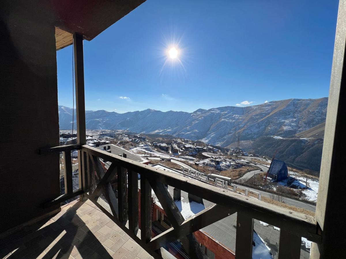 Mountain Cricket Chalets And Apartments Gudauri Bagian luar foto
