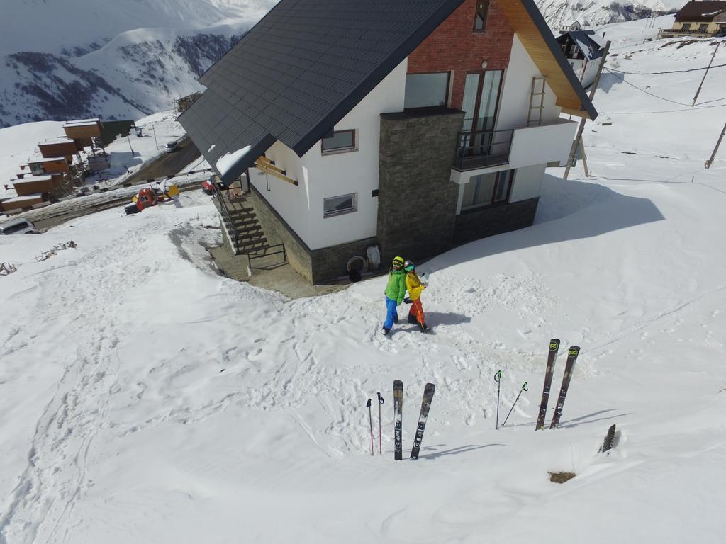Mountain Cricket Chalets And Apartments Gudauri Bagian luar foto